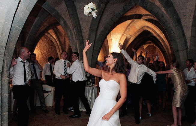 Tossing of the bouquet at Ravello wedding